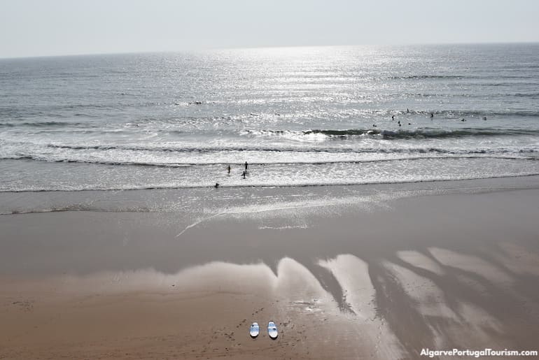 Surfistas na água na Praia do Amado, Algarve