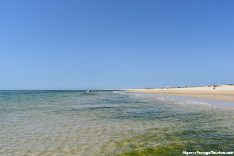 A praia deserta da Ilha da Armona, Algarve