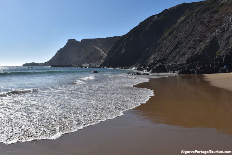 As falésias escuras da Praia da Arrifana, Algarve