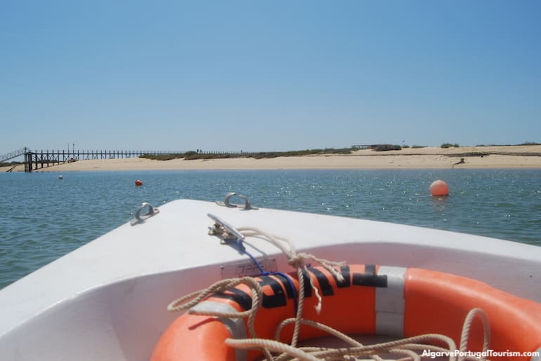 Barco para a Ilha de Cabanas de Tavira no Parque Natural da Ria Formosa, Algarve