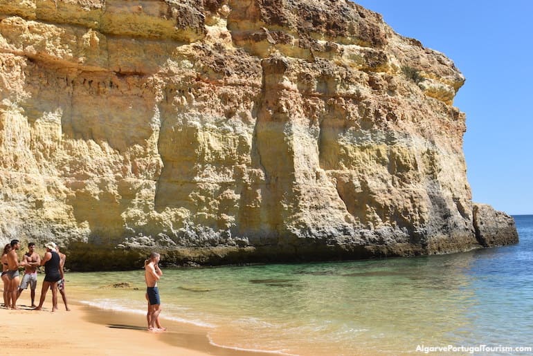 Falésias douradas na Praia do Barranquinho, Algarve