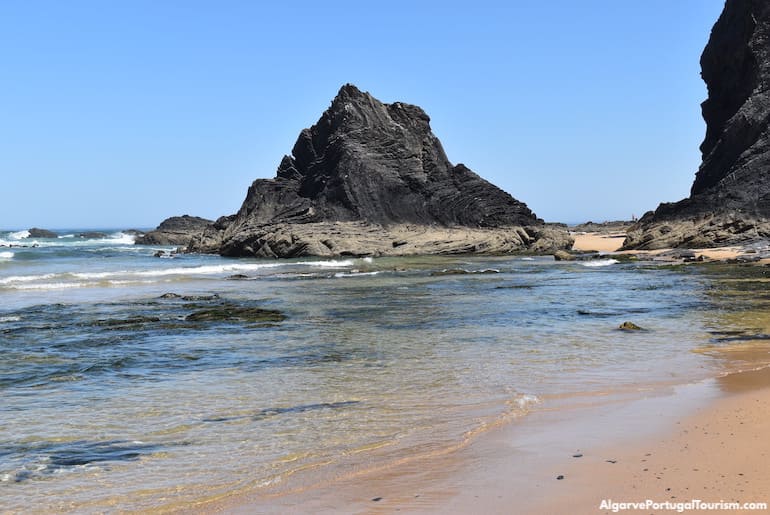 Rochas na Praia do Vale dos Homens, Algarve