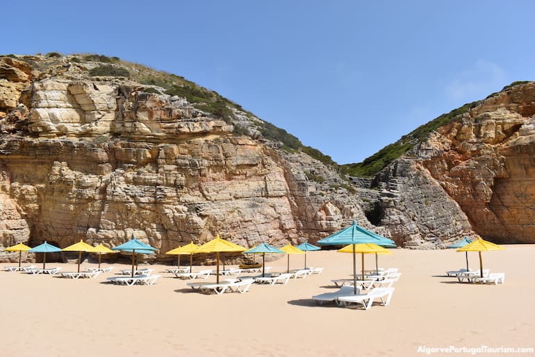 Chapéus e espreguiçadeiras na Praia do Beliche, Algarve