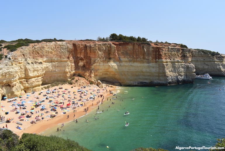 Praia de Benagil que dá acesso à gruta de Benagil no Algarve, Portugal