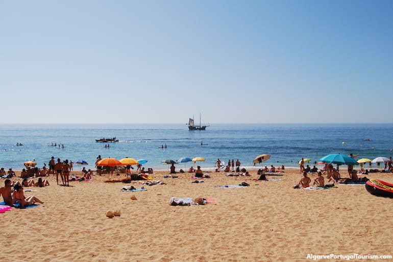 Barco a passar pela Praia de Benagil, Algarve