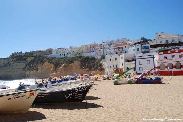 Casas típicas e barcos de pescadores na Praia do Carvoeiro, Algarve