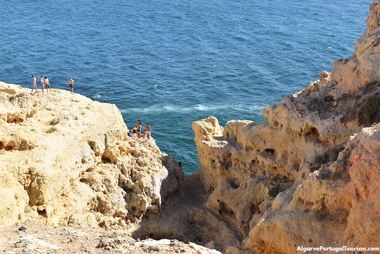 Saltos para o mar no Algar Seco, Algarve