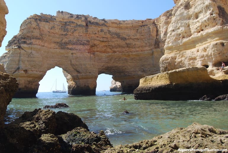 Rocha com dois arcos na Praia da Marinha, Algarve