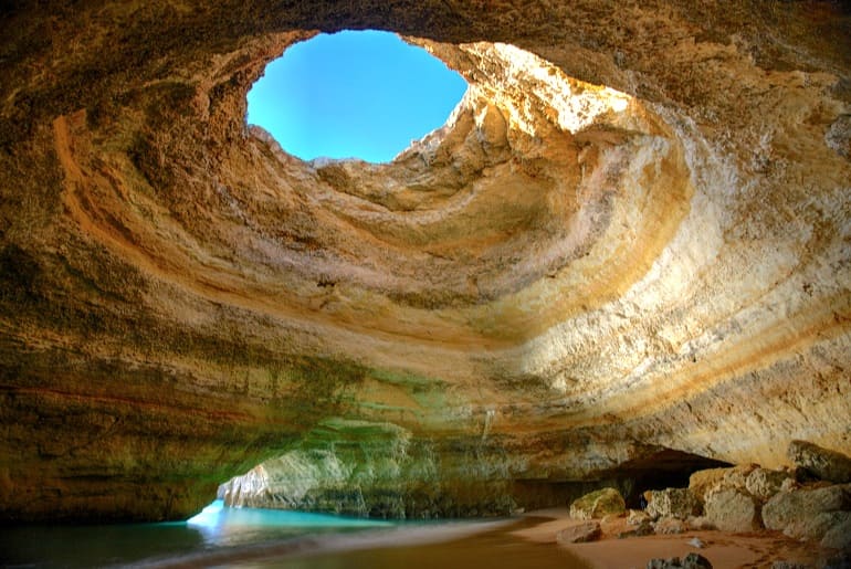A famosa gruta de Benagil no Algarve, Portugal