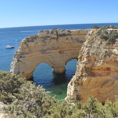 Formação rochosa em forma de coração no Algarve