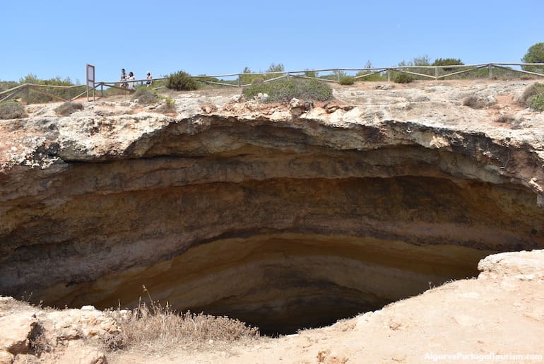 A abertura no topo da gruta de Benagil, Algarve