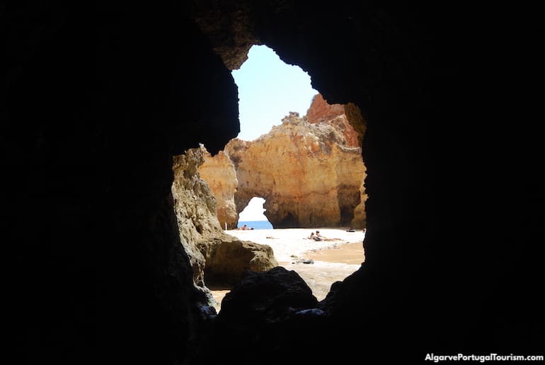O túnel que liga os dois lados da Praia de João de Arens, Algarve