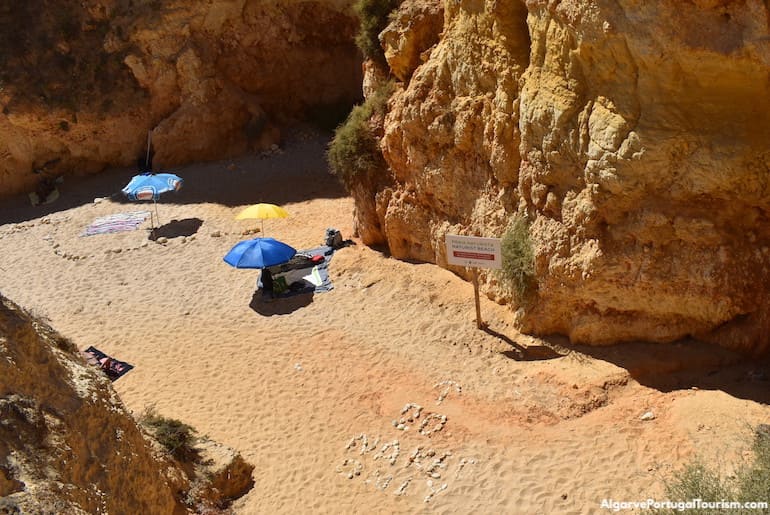 Placa a indicar que a Praia de João de Arens é uma praia naturista