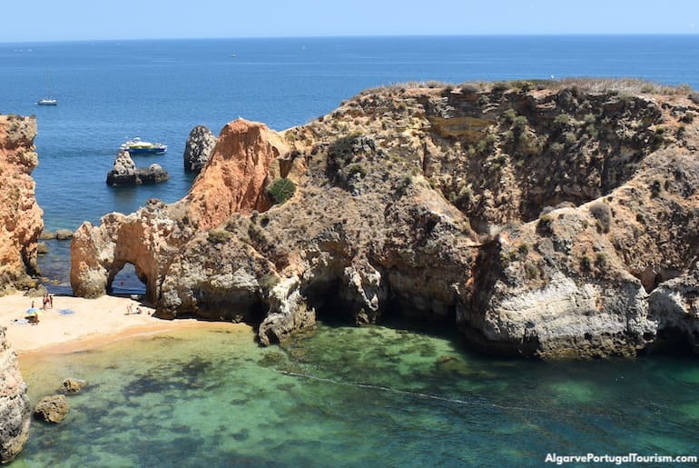As águas calmas da Praia de João de Arens, Algarve