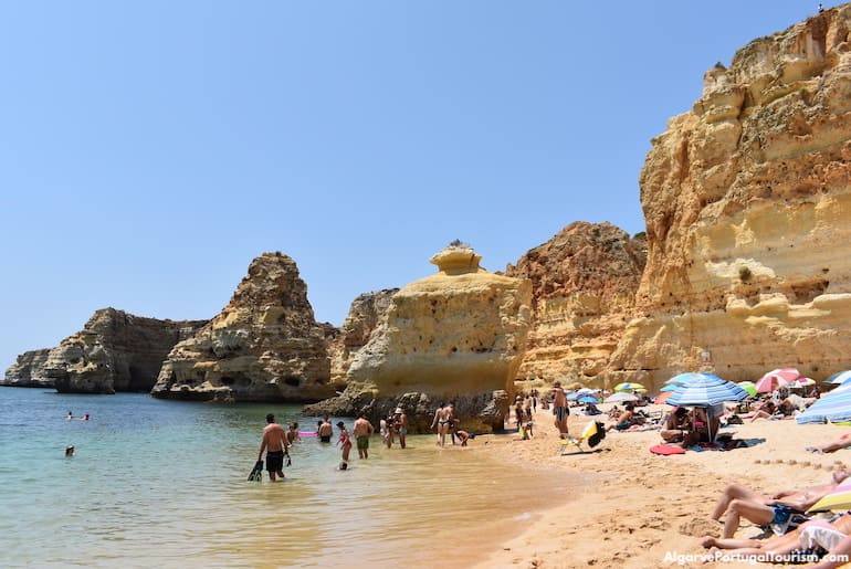 Banhos de sol na Praia da Marinha, Algarve