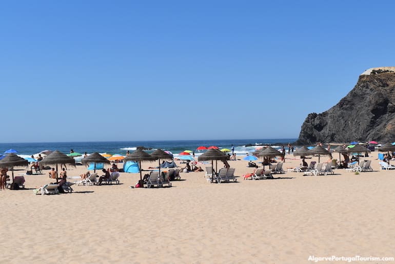 Chapéus de sol na Praia de Odeceixe, Algarve
