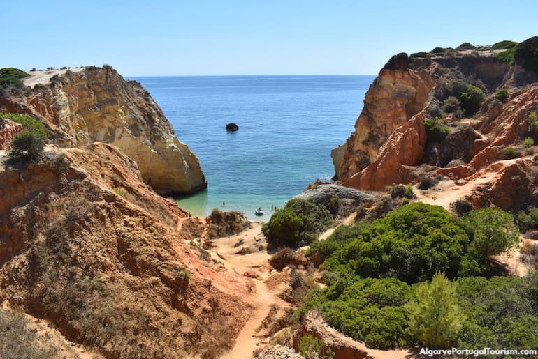 O trilho de acesso à Praia de João de Arens, Algarve