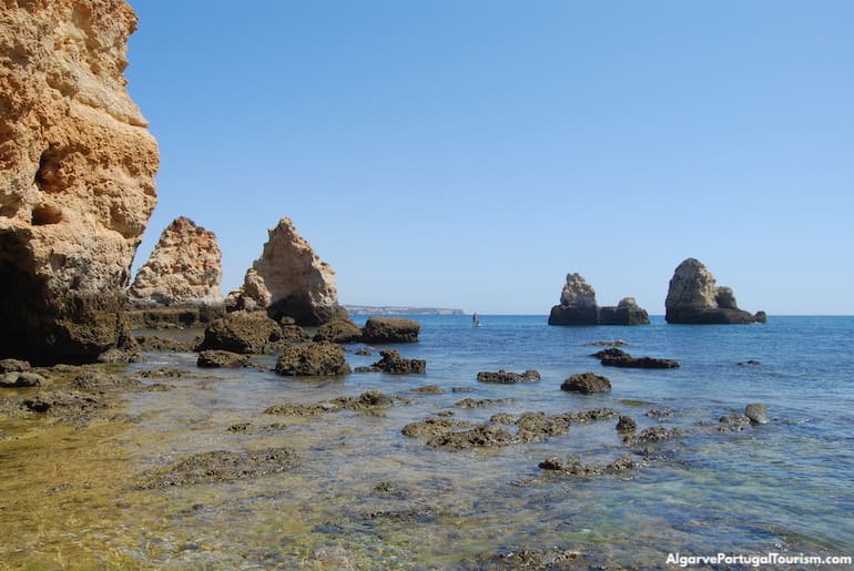 Rochas na água na Praia de João de Arens, Algarve