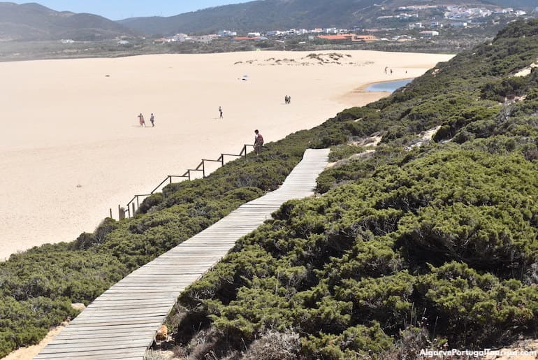 O passadiço que dá acesso à Praia da Bordeira, Algarve