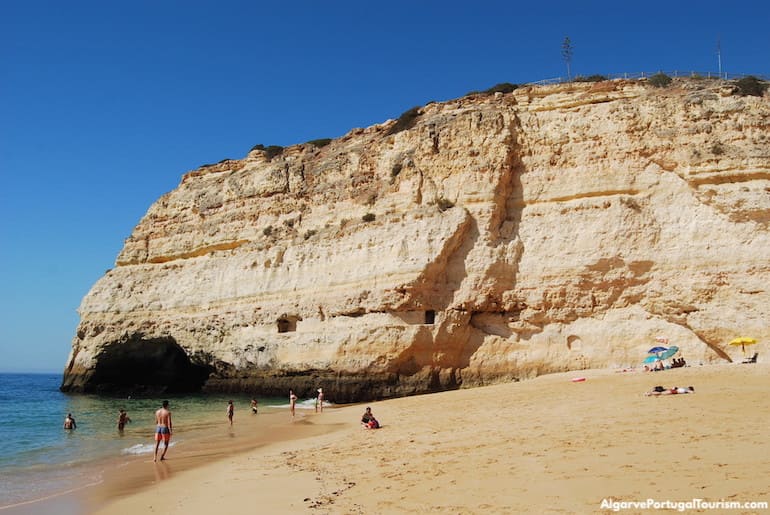 Falésias douradas na Praia do Carvalho, Algarve
