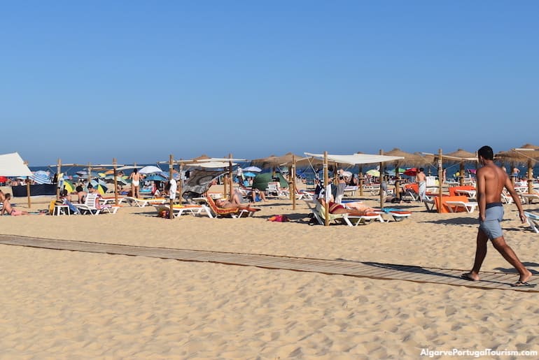 Passadeira sobre a areia da Praia da Alagoa, Algarve