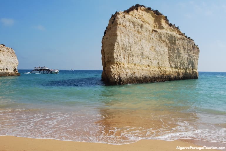 Grande formação rochosa na Praia da Cova Redonda, Algarve