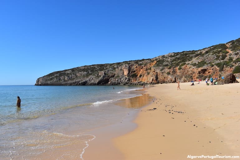 As águas calmas da Praia das Furnas, Algarve