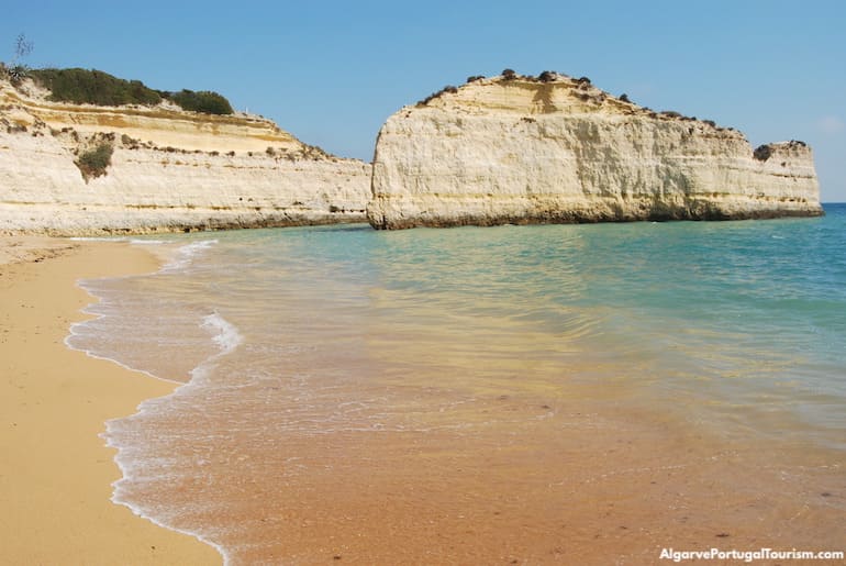 Rocha e falésias douradas na Praia da Cova Redonda, Algarve