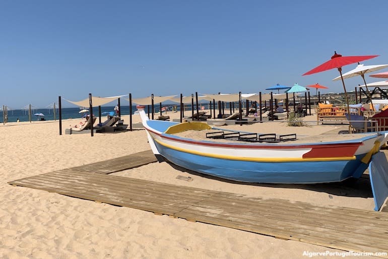Barcos de pesca na praia de Armação de Pêra, Algarve