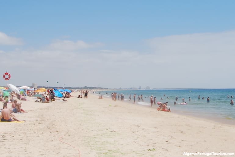 As águas calmas da praia da Manta Rota, Algarve