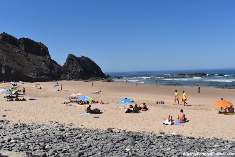 Banhistas na Praia do Vale dos Homens, Algarve