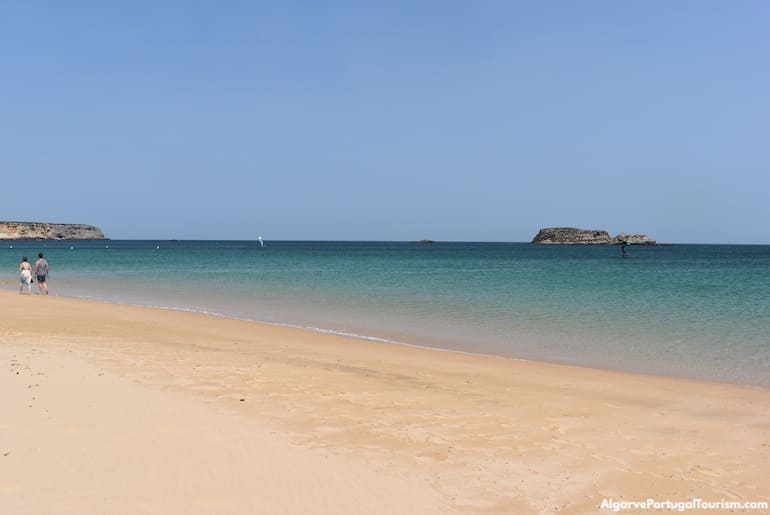 As águas calmas da Praia do Martinhal, Algarve