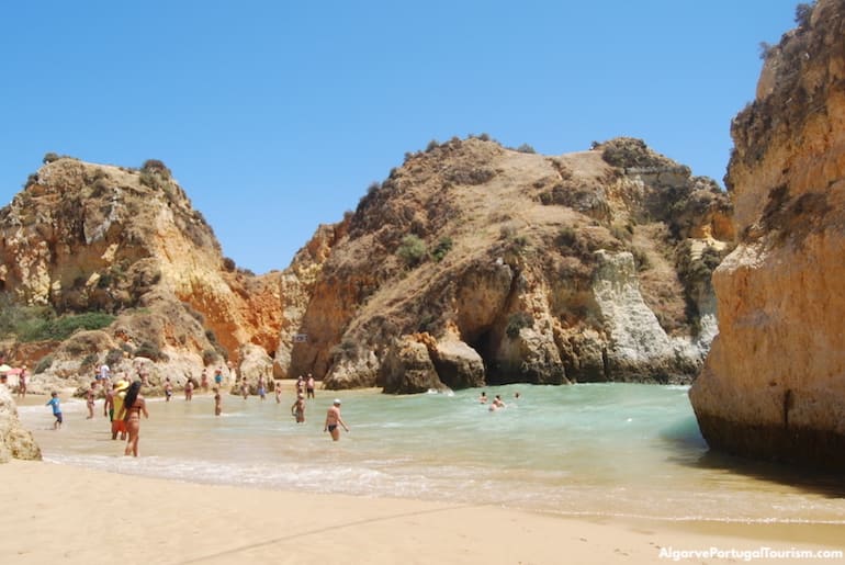 O lado com rochas e falésias na Praia dos Três Irmãos, Algarve