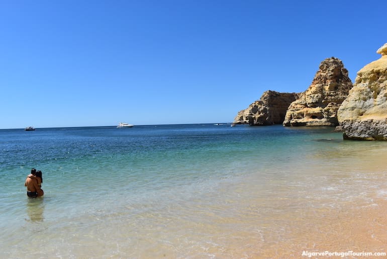 Casal numa praia romântica do Algarve, Portugal