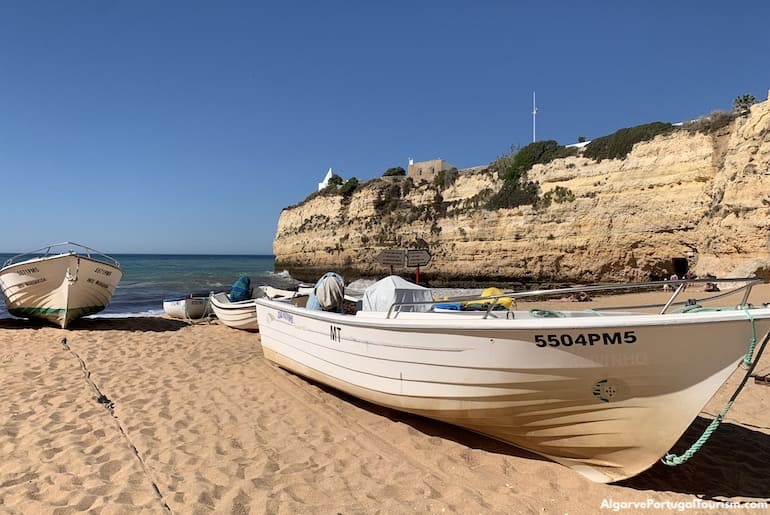 Barcos de pescadores na Praia da Senhora da Rocha, Algarve
