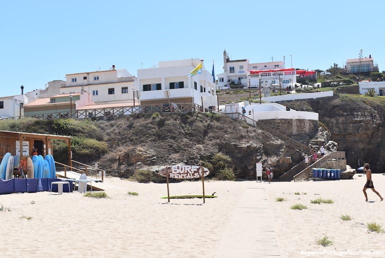 Escola de surf na Praia de Odeceixe, Algarve