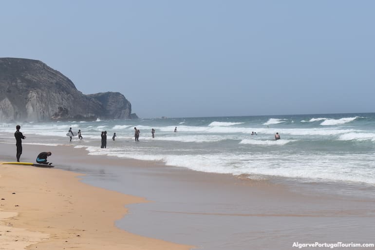 Surfistas na Praia da Cordoama, Algarve