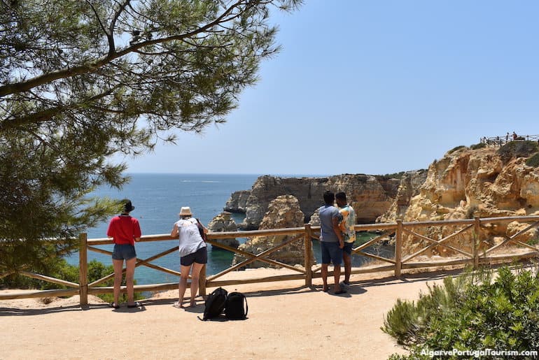 Trilho sobre a Praia da Marinha, Algarve
