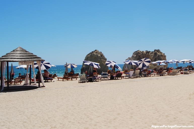 Chapéus de sol na Praia dos Três Castelos, Algarve, Portugal
