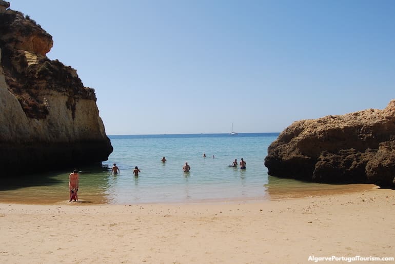 Águas calmas na Praia dos Três Irmãos, Algarve