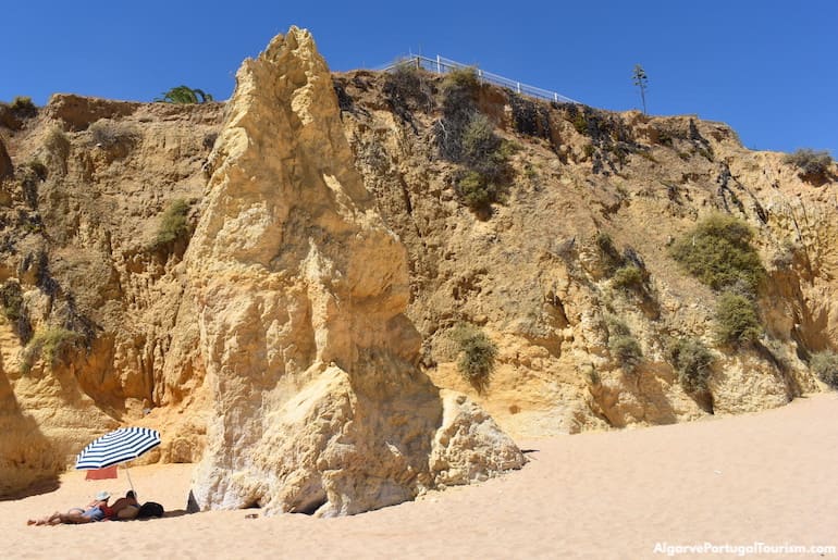 Formação rochosa na Praia do Vale do Olival, Algarve
