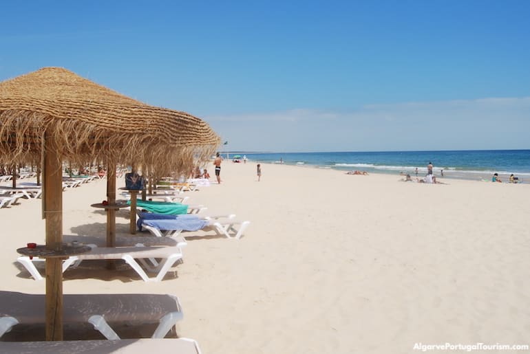 Chapéus de sol na Praia Verde, Algarve